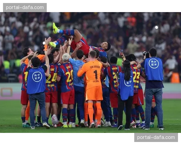 复盘：巴萨绝杀进球全过程，从门将发起进攻到莱万造点