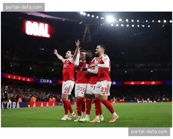 场边镜头:拜仁球迷在北伦敦客场高歌,与主场球迷发生短暂言语冲突 场边镜头:拜仁球迷在北伦敦客场高歌,与主场球迷发生短暂言语冲突