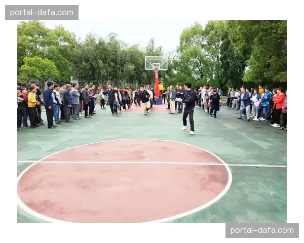 实时风速影响比赛节奏，裁判组就是否调整发车时间间隔进行商讨。