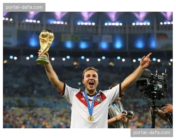 前德国国脚格策在采访中谈现代足球对边路球员传中精度的更高要求