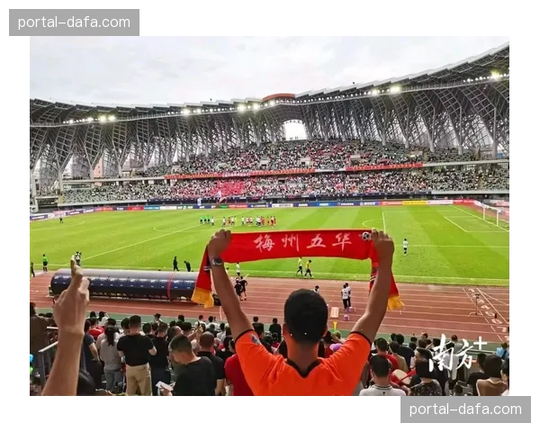 球场建设进展：梅州五华奥体中心完成草皮翻新，迎接夏季高温赛事考验